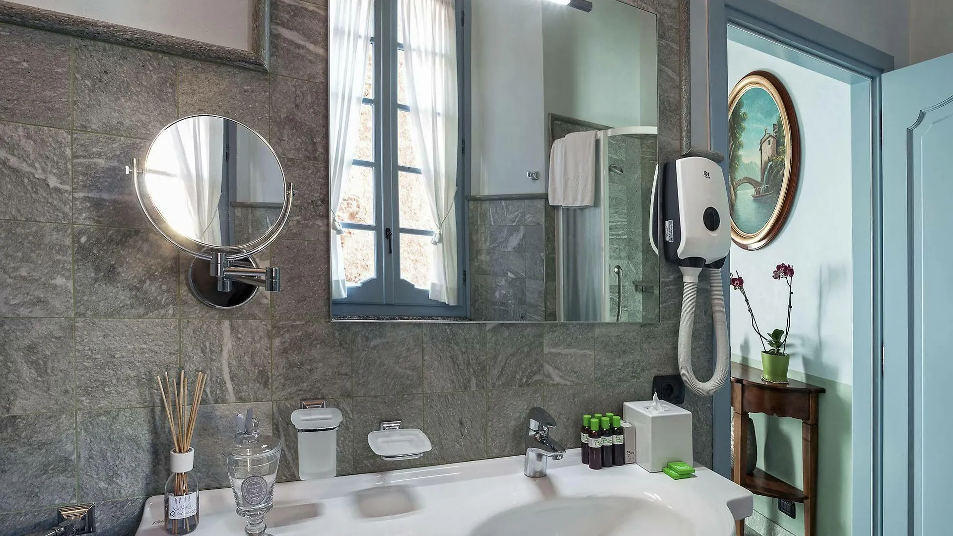 Palazzo Del Vicere Aparthotel Lezzeno Italy